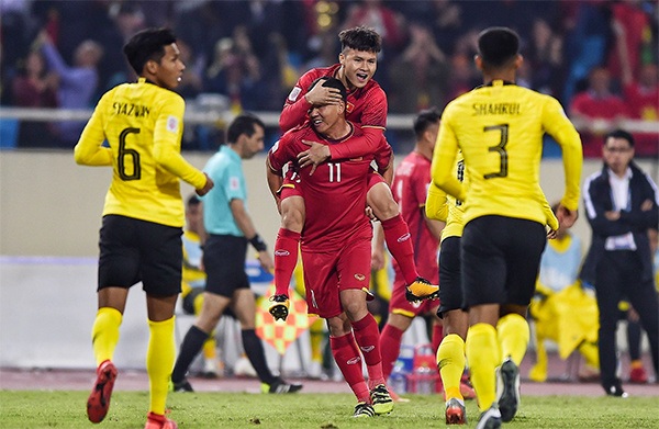 Anh Đức ăn mừng bàn thắng cùng với Quang Hải trong tiếng hò reo hạnh phúc của những khán giả có mặt tại 