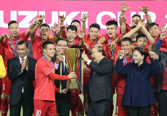 Giây phút đáng nhớ khi Thủ tướng Nguyễn Xuân Phúc và Chủ tịch Quốc hội Nguyễn Thị Kim Ngân trao Cup vô địch AFF Cup 2018 cho đội tuyển Việt Nam trên sân Mỹ Đình