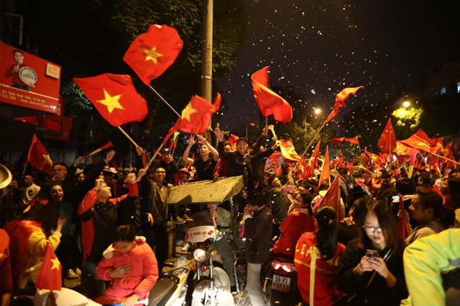 Và đất nước Việt Nam đã có một đêm không ngủ với chiến thắng của đội tuyển thân yêu. Khắp ba miền Tổ quốc người dân đổ ra đường ăn mừng chiến thắng. Tiếng hò reo 