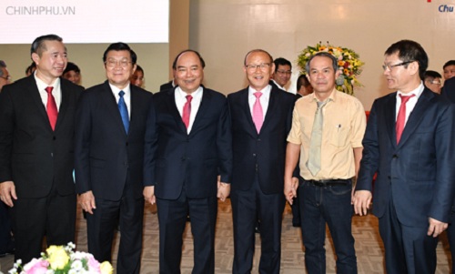 Nguyên Chủ tịch nước Trương Tấn Sang, Thủ tướng Nguyễn Xuân Phúc chia vui với HLV Park Hang-seo. Ảnh: VGP/Quang Hiếu