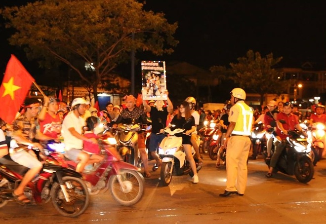 Đây là sự kiện lớn của Việt Nam, các CĐV viên xuống đường ăn mừng có lúc gây náo loạn trên đường