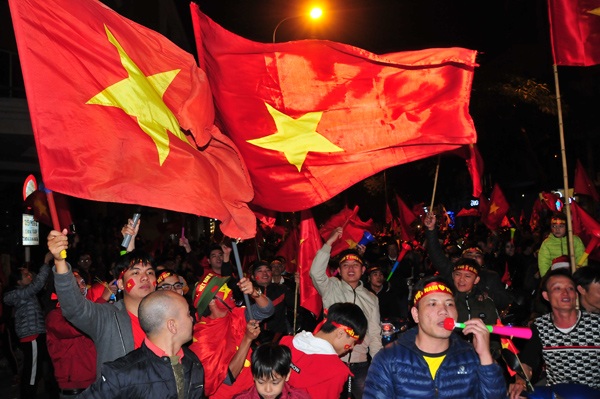 Chiến thắng của đội tuyển Việt Nam đã tạo nên một cơn sóng cuồng nhiệt khắp Thủ đô.