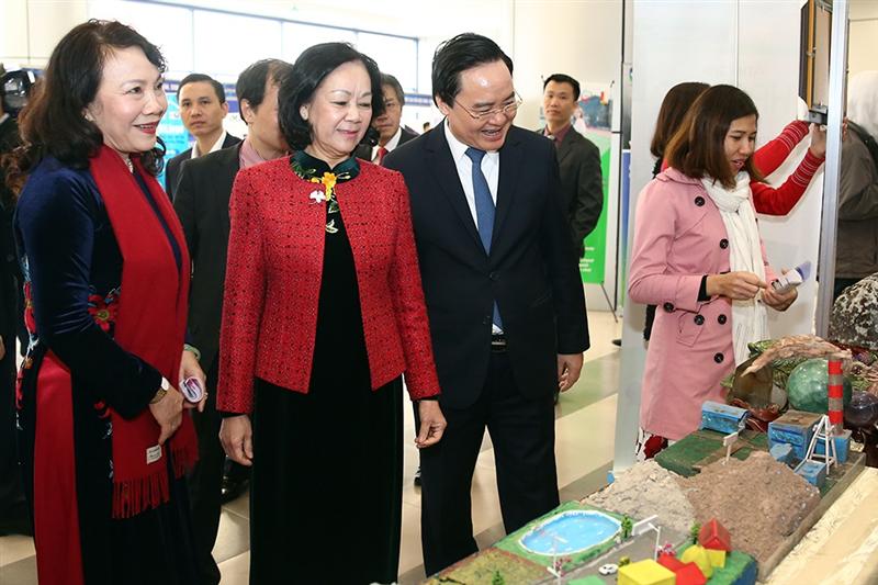 Trưởng Ban Dân vận Trung ương Trương Thị Mai thăm một gian hàng trong không gian Ngày hội khởi nghiệp quốc gia của học sinh, sinh viên năm 2018. Ảnh: VGP/Đình Nam