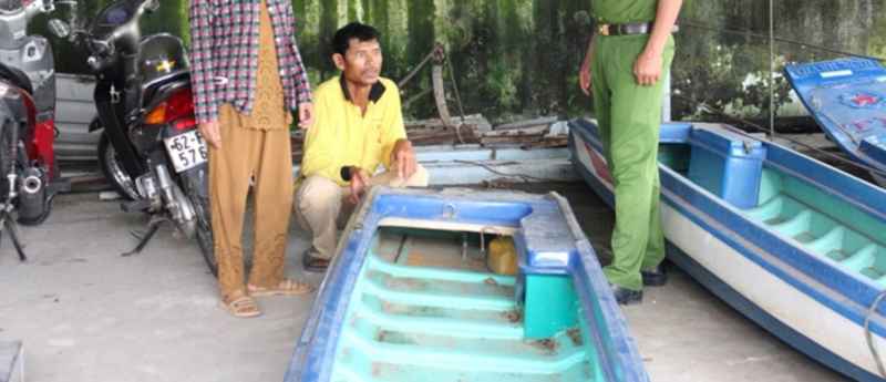 Anh Nguyễn Văn Bích nhận lại vỏ lãi đã bị mất trộm.