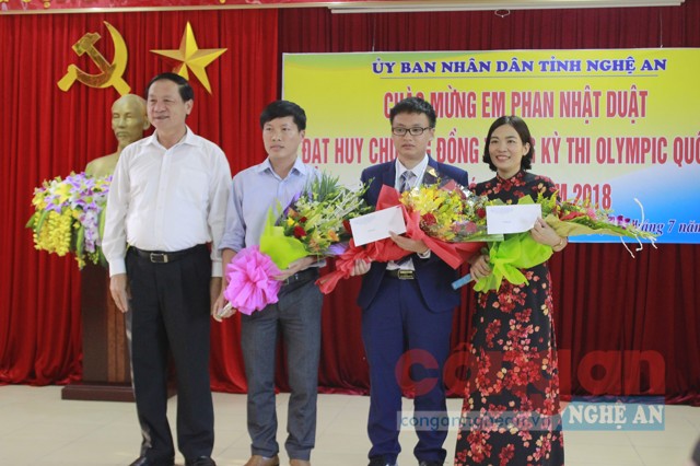 Niềm vui của lãnh đạo tỉnh, giáo viên và học sinh Trường THPT chuyên                 Phan Bội Châu trong ngày đón học sinh đạt giải tại Kỳ thi Olympic Hóa học quốc tế trở về