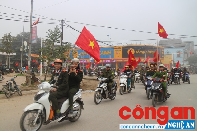 Công an huyện đã triển khai diễu hành biểu dương lực lượng trên các tuyến đường của huyện Tân Kỳ