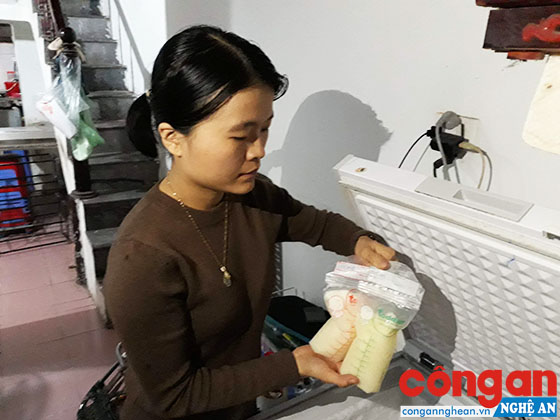 Mặc dù công việc bận rộn nhưng vợ chồng anh chị Ngọc - Bình vẫn dành thời gian thu những túi sữa mẹ ngọt ngào, giúp đỡ nhiều em bé có hoàn cảnh éo le trong cuộc sống