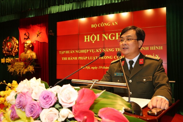 Thượng tá Vũ Huy Khánh, Phó Cục trưởng Cục Pháp chế và cải cách hành chính, tư pháp - Bộ Công an phát biểu tại Hội nghị.