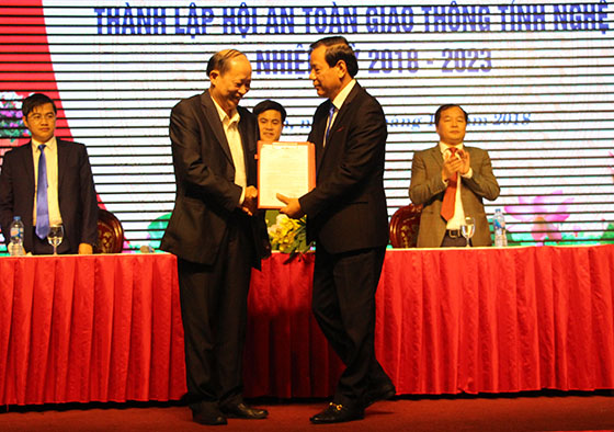 Ông Nguyễn Hồng Kỳ, Giám đốc Sở GTVT trao quyết định thành lập Hội ATGT