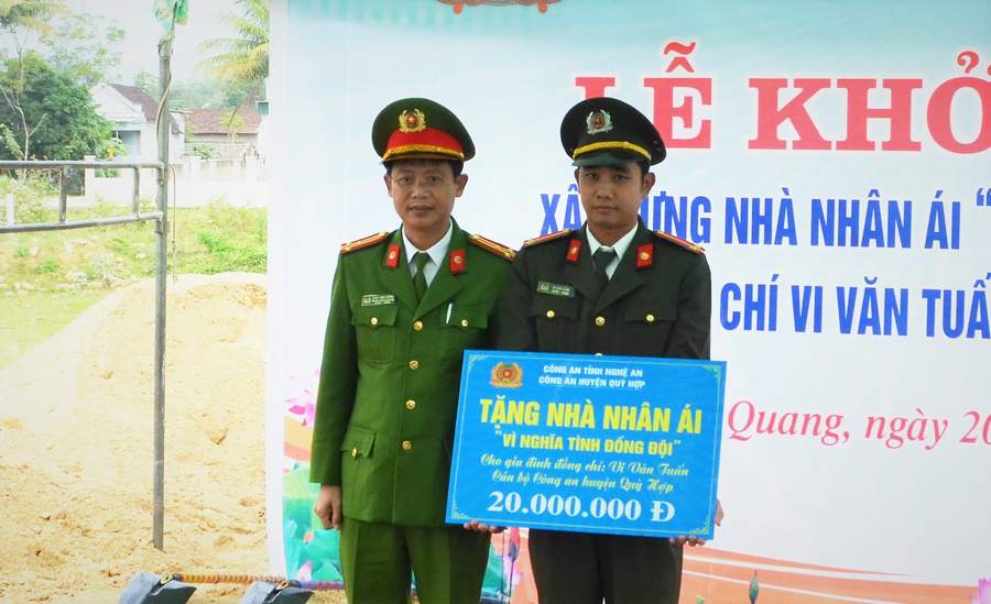 Công an huyện Quỳ Hợp ủng hộ 20 triệu đồng để hỗ trợ xây dựng Ngôi nhà nhân ái cho đồng chí Vi Văn Tuấn