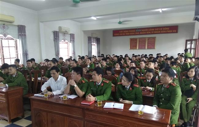 Các đảng viên học tập Nghị quyết Hội nghị Trung ương 8 (khóa XII) tại Hội trường Phòng Cảnh sát cơ động.