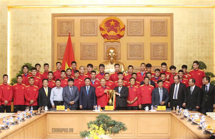 Thủ tướng gặp mặt Đội tuyển Việt Nam. Ảnh: VGP/Quang Hiếu