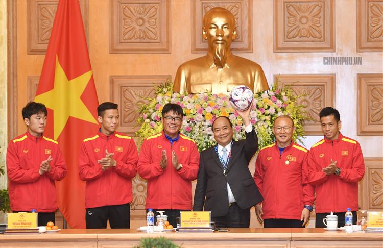 Đại diện Ban Huấn luyện và Đội tuyển Việt Nam trân trọng tặng Thủ tướng trái bóng sử dụng tại AFF Cup 2018. Ảnh: VGP/Quang Hiếu