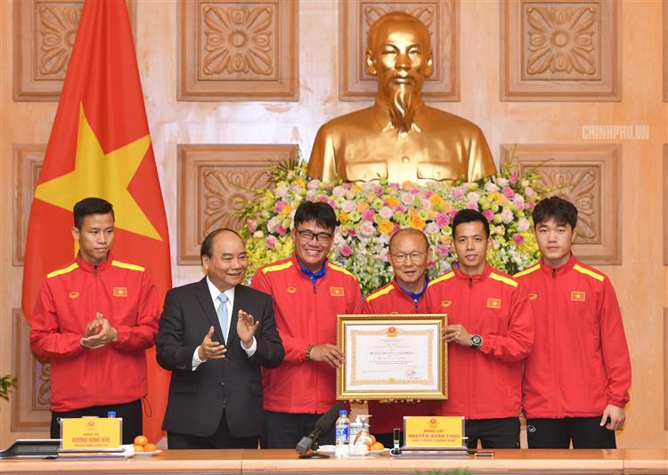 Thủ tướng Nguyễn Xuân Phúc trao Huân chương Lao động hạng Nhất cho Đội tuyển Việt Nam. Ảnh: VGP/Quang Hiếu