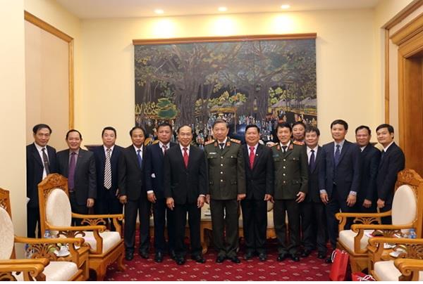 Bộ trưởng Tô Lâm; Đại tá Chăn-thoong Hổng-khăm; Đại tá, TS Bun-lặm Phay-xay-sổm-bắt cùng các đại biểu.