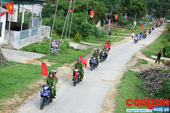  Công an huyện Quế Phong phối hợp với các đơn vị chức năng tổ chức ra quân tuyên truyền phòng, chống ma túy, HIV/AIDS trên địa bàn