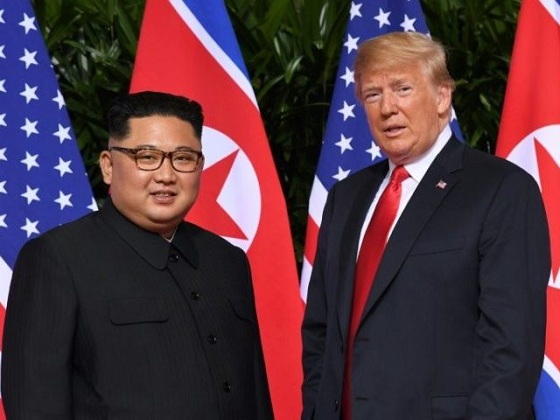 Nhà lãnh đạo Triều Tiên Kim Jong-un (trái) và Tổng thống Mỹ D.Trump tại Hội nghị thượng đỉnh diễn ra ở Singapore ngày 12/6/2018. (Ảnh: Breitbart)
