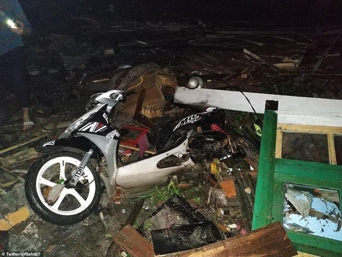 Một chiếc xe máy biến thành đống sắt vụn sau khi sóng thần tấn công. Ảnh: Twitter.