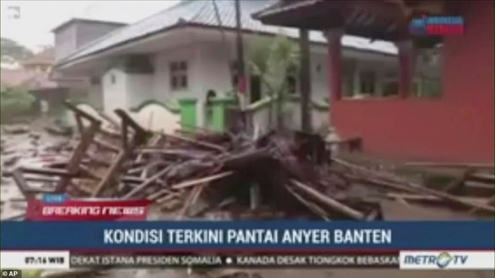 Truyền hình Indonesia đưa tin, các lực lượng chức năng vẫn nỗ lực để tìm kiếm những người sống sót sau trận sóng thần. Ảnh: AP./.