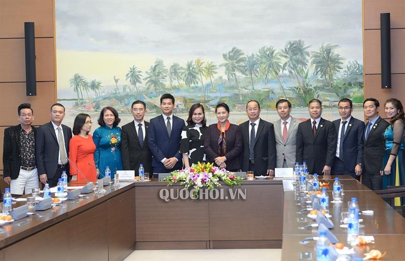 Chủ tịch Quốc hội Nguyễn Thị Kim Ngân chụp ảnh lưu niệm cùng các doanh nhân trẻ Việt Nam tiêu biểu, TOP 10 Sao Vàng Đất Việt.