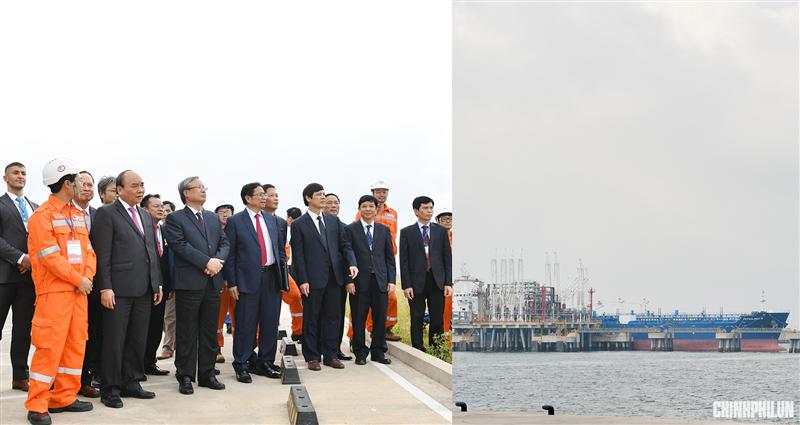 Thủ tướng Nguyễn Xuân Phúc cùng các đại biểu thăm Nhà máy lọc hóa dầu Nghi Sơn. Ảnh VGP/Quang Hiếu