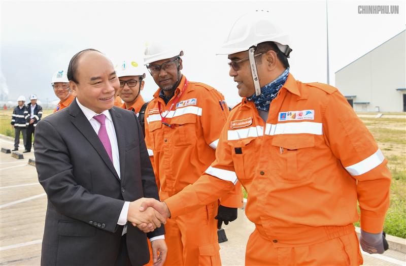 Thủ tướng thăm hỏi chuyên gia, người lao động Dự án Lọc hóa dầu Nghi Sơn. Ảnh VGP/Quang Hiếu