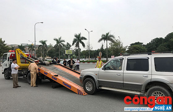 Lực lượng Cảnh sát Giao thông Công an TP Vinh xử lý “xe dù”, một trong những phương tiện góp phần gây ùn tắc giao thông