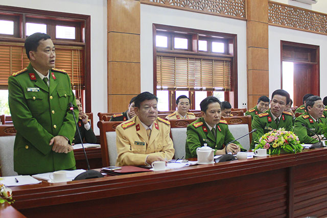 Đồng chí Đại tá Nguyễn Mạnh Hùng, Phó Giám đốc Công an tỉnh phát biểu tại buổi làm việc