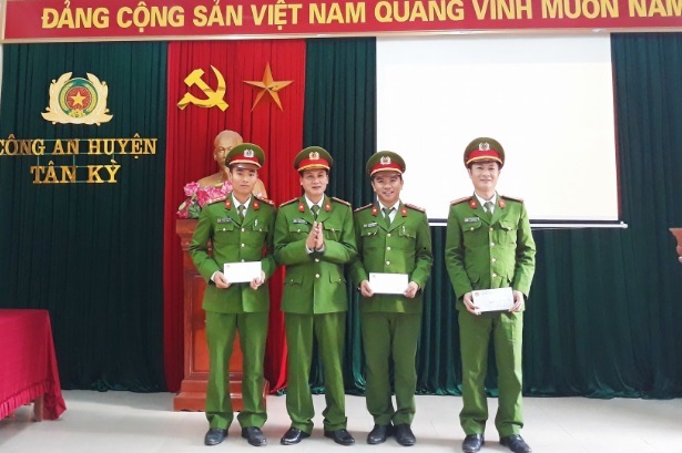 Trung tá Phạm Vũ Cường, Trưởng công an huyện Tân Kỳ trao thưởng cho 3 tập thể xuất sắc
