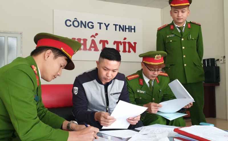 lực lượng công an kiểm tra tại cơ sở Nhất Tín