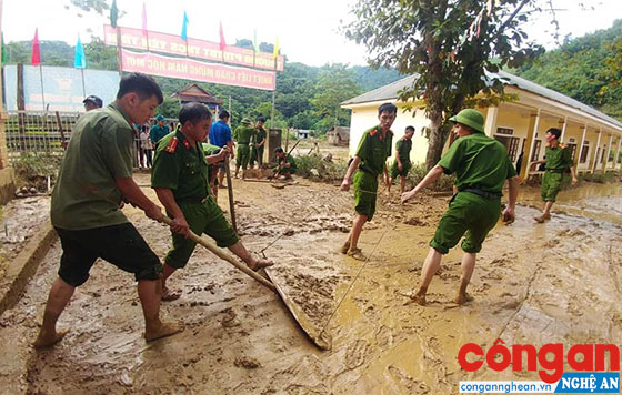 Cán bộ, chiến sỹ Công an huyện Tương Dương giúp dân khắc phục hậu quả mưa lũ tại xã Yên Tĩnh