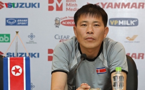 HLV Kim Yong Jun tự tin vào sức mạnh của đội nhà (Ảnh: Minh Hoàng).