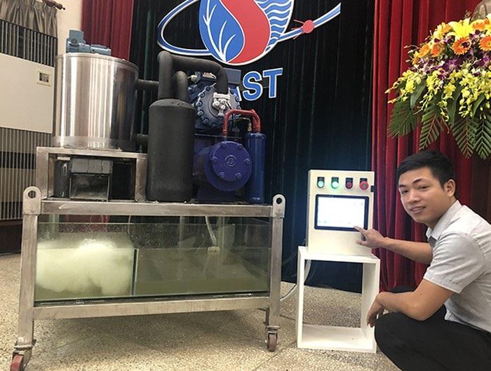 Hệ thống máy làm đá tuyết do các nhà khoa học Việt Nam chế tạo giúp tiết kiệm chi phí bảo quản hải sản đánh bắt xa bờ