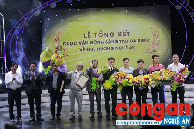 Đồng chí Hồ Mậu Thanh, Giám đốc Sở Văn hóa & Thể thao trao giải cho các tác giả đoạt Giải Khuyến khích