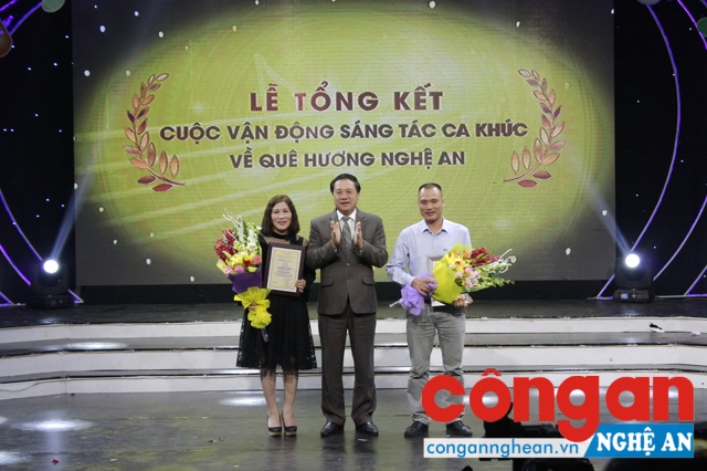 Đồng chí Lê Minh Thông, Phó Chủ tịch UBND tỉnh trao giải cho tác giả đoạt Giải Ba tại Lễ tổng kết Cuộc vận động