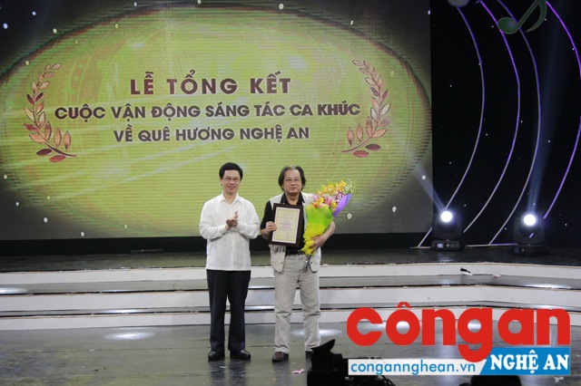 Đồng chí Nguyễn Xuân Sơn, Phó Bí thư Tỉnh ủy, Chủ tịch HĐND trao Giải Nhì cho tác giả đoạt giải tại Lễ tổng kết Cuộc vận động