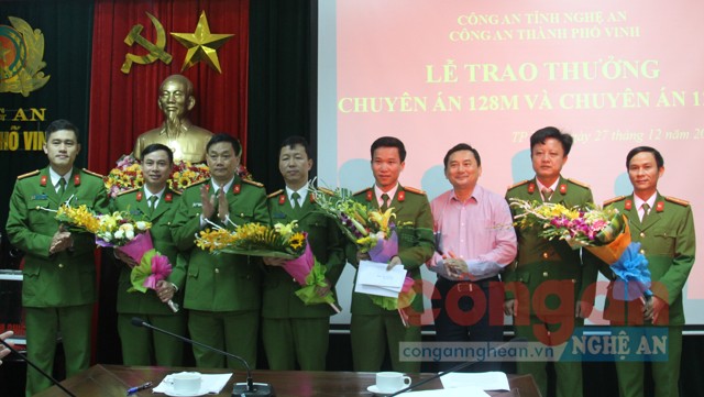 Đồng chí Đại tá Nguyễn Mạnh Hùng, Phó Giám đốc Công an tỉnh và đồng chí Đậu Vĩnh Thịnh, Phó Chủ tịch UBND TP Vinh chúc mừng và trao thưởng cho đại diện 2 Ban chuyên án.