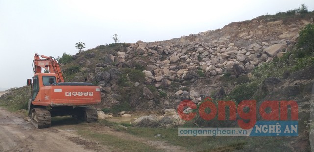 Hiện trường việc khai thác đất trái phép tại rú Lụi,  xã Nghi Diên, huyện Nghi Lộc