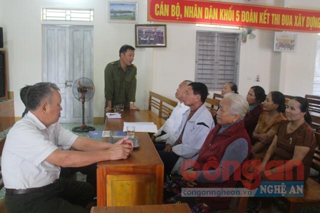 Công an thị trấn Anh Sơn trao đổi với Ban cán sự                         cùng bà con nhân dân khối 5 về tình hình ANTT tại cơ sở