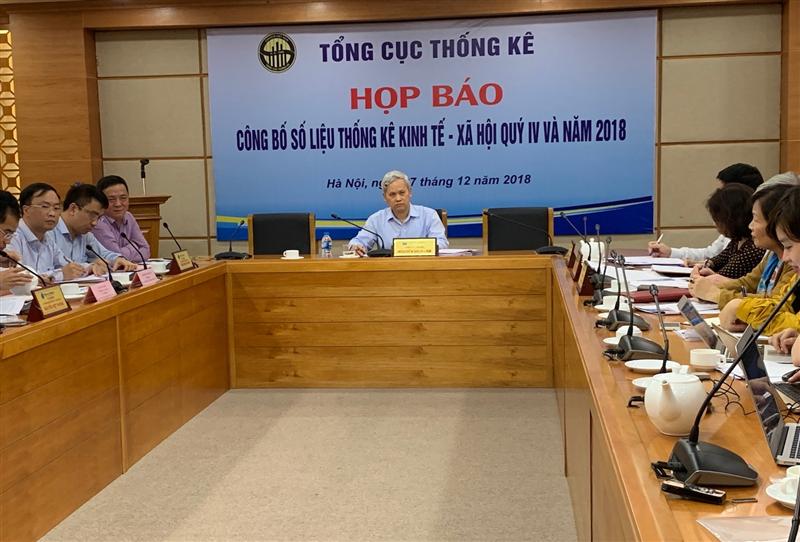 Ông Nguyễn Bích Lâm, Tổng cục trưởng Tổng cục Thống kê chủ trì họp báo. Ảnh:VGP/Huy Thắng.