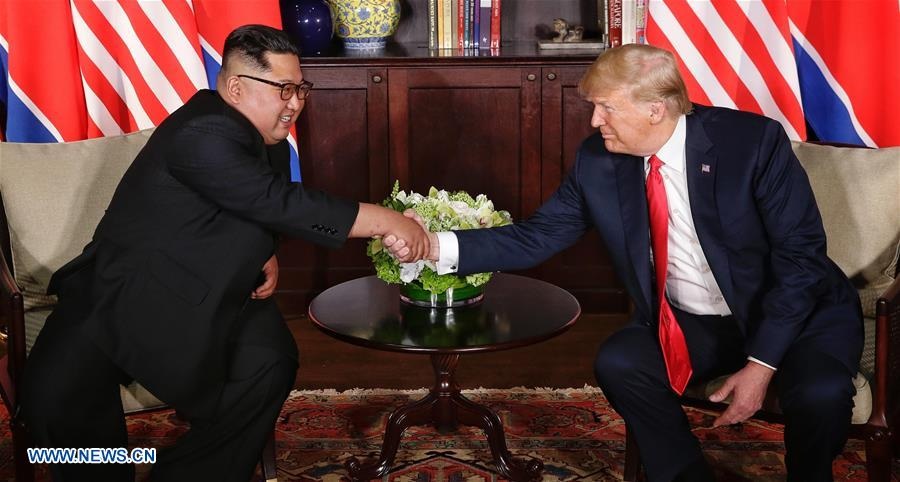 Nhà lãnh đạo Triều Tiên Kim Kong-un (trái) và Tổng thống Mỹ D.Trump tại cuộc gặp ở Singapore ngày 12/6/2018. (Ảnh: Xinhua)
