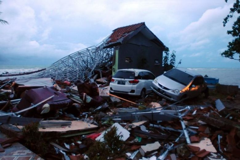Hình ảnh tan hoang sau sóng thần ngày 22/12 ở gần bãi biển Anyer, Serang, Indonesia (Ảnh: AFP)
