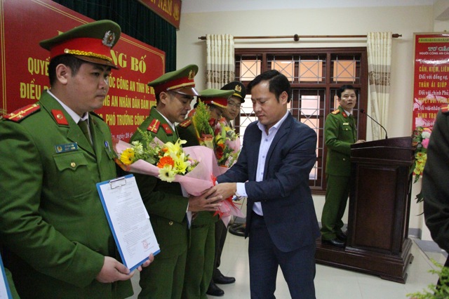 Đồng chí Phan Xuân Sách Phó chủ tịch UBND huyện Diễn Châu tặng hoa chúc mừng các đồng chí nhận nhiệm vụ mới