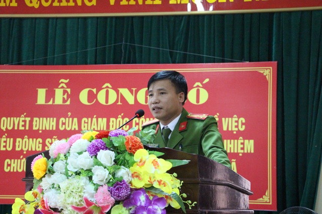 Đồng chí Thượng tá Nguyễn Duy Thanh giao nhiệm vụ cho các đồng chí đảm nhận chức danh công an viên, Phó, Trưởng Công an xã.