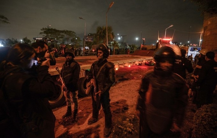   Lực lượng an ninh Ai Cập mang súng đứng gác tại hiện trường sau vụ nổ. Ảnh: AFP.