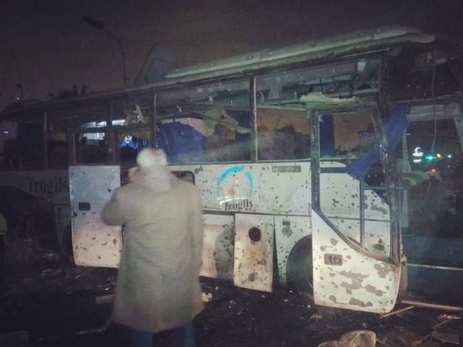   Chiếc xe buýt bị vỡ nát, xuất hiện nhiều lỗ thủng trên thành xe. Ảnh: AFP.