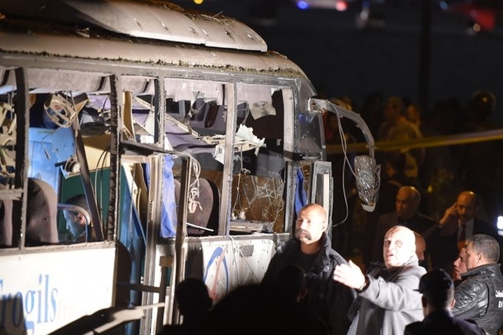   An ninh Ai Cập sau đó cũng nhanh chóng huy động phương tiện kéo chiếc xe bị đánh bom tới nơi khác. Ảnh: AFP.