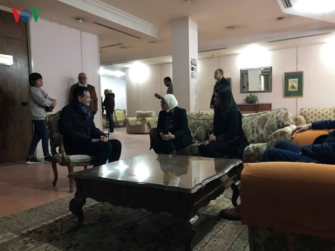   Đại sứ Trần Thành Công làm việc với Bộ trưởng Bộ Y tế Hala Zayed và Bộ trưởng Bộ Du lịch Rania Al Mashat. Ảnh: Ngọc Thạch/VOV-Cairo.