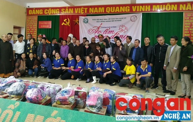 Công an huyện Anh Sơn phối hợp với Giáo hội Phật giáo Việt Nam tỉnh Nghệ An, Đạo tràng hương sen xứ Nghệ đã trao 300 suất quà cho các gia đình có hoàn cảnh khó khăn