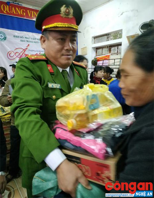 Thượng tá Nguyễn Hồng Tuyến - Trưởng Công an huyện Anh Sơn trực tiếp trao quà đến tận tay các bà con